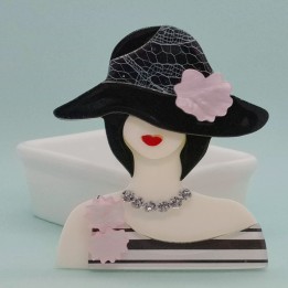 Broche en Acrylique Femme Rétro – Chapeau Fleuri, Collier de Diamants & Robe Rayée | Trugarez Emma