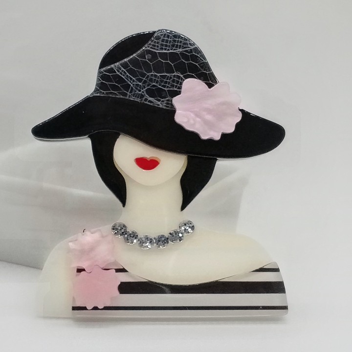 Broche Acrylique Femme Chapeau Fleuri Collier Diamants
