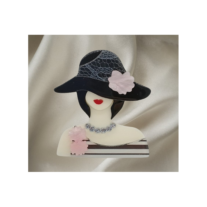 Broche en acrylique femme, chapeau noir en dentelle fleuri, collier de diamants, robe rayée à bretelle fleurie