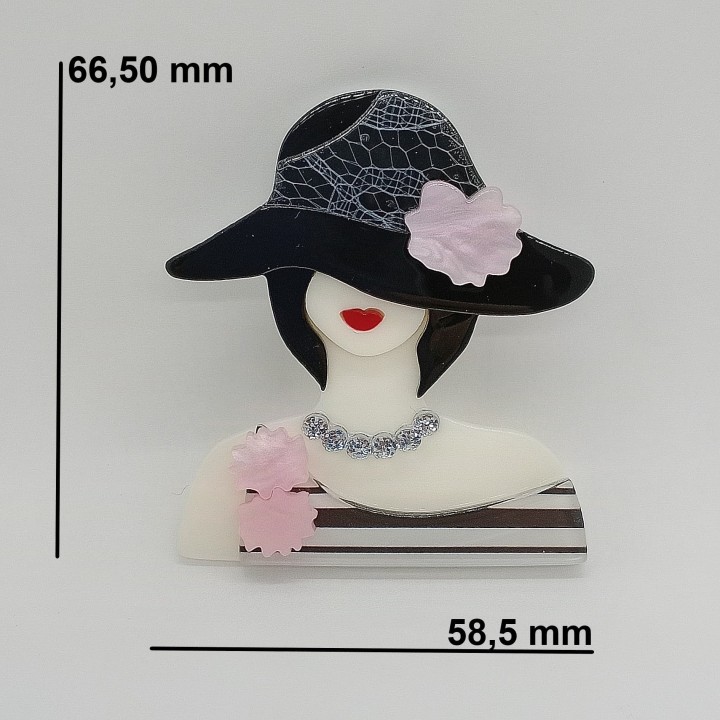 Broche en Acrylique Femme Rétro – Chapeau Fleuri, Collier de Diamants & Robe Rayée | Trugarez Emma