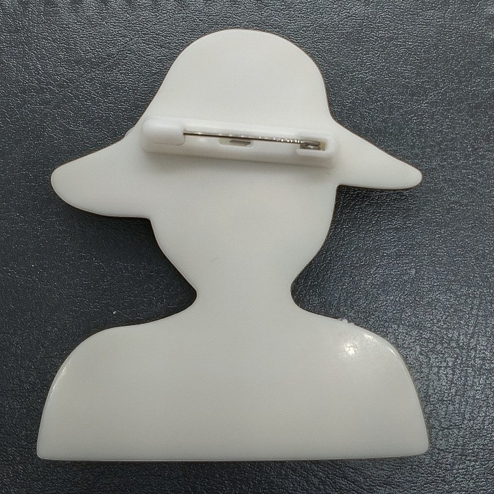 Broche en Acrylique Femme Rétro – Chapeau Fleuri, Collier de Diamants & Robe Rayée | Trugarez Emma