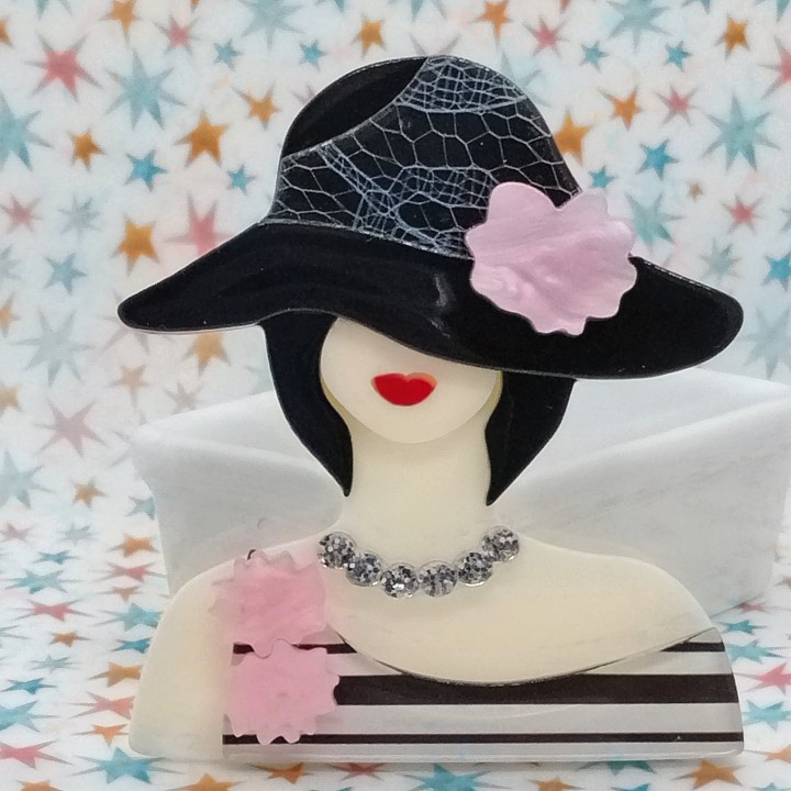 Broche en Acrylique Femme Rétro – Chapeau Fleuri, Collier de Diamants & Robe Rayée | Trugarez Emma