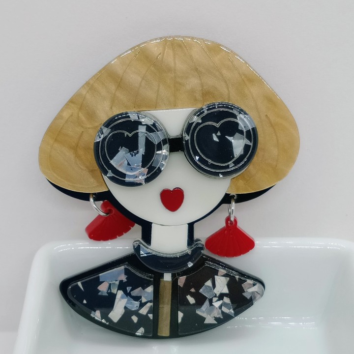 Accessoire mode femme : broche en acrylique légère pour un look tendance et coloré.
