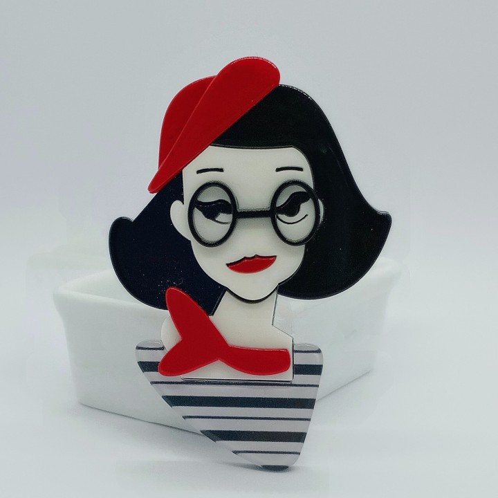 Broche en acrylique femme française, béret rouge, lunettes ovales, robe rayée