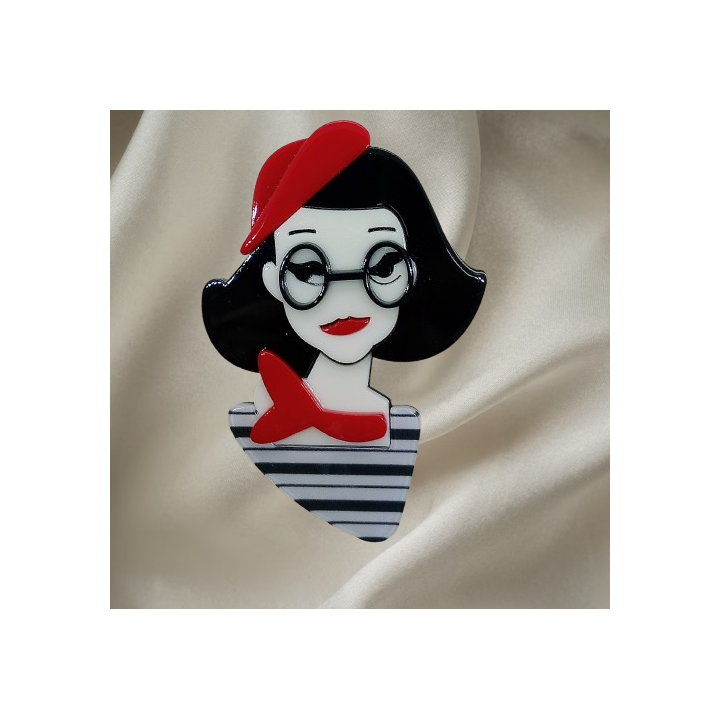 Broche en acrylique femme française, béret rouge, lunettes ovales. face