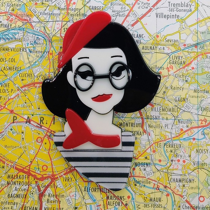 idée cadeau tendance: broche acrylique pour ajouter une touche française