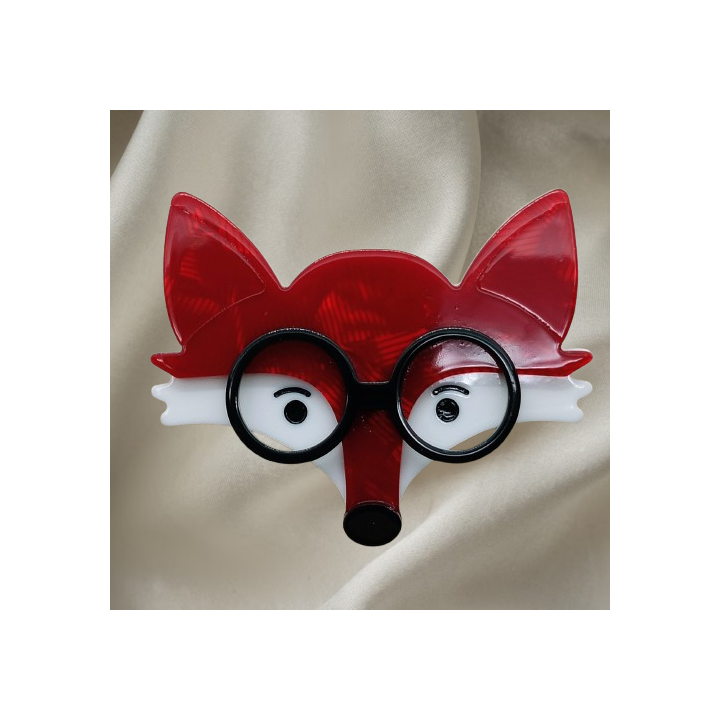 Broche en acrylique Le regard malicieux du renard, accentué par ses lunettes noires stylisées.