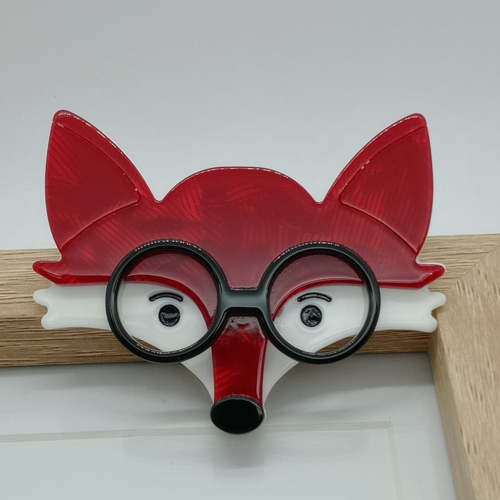 Broche en acrylique renard mettant en avant son caractère espiègle et son design soigné.