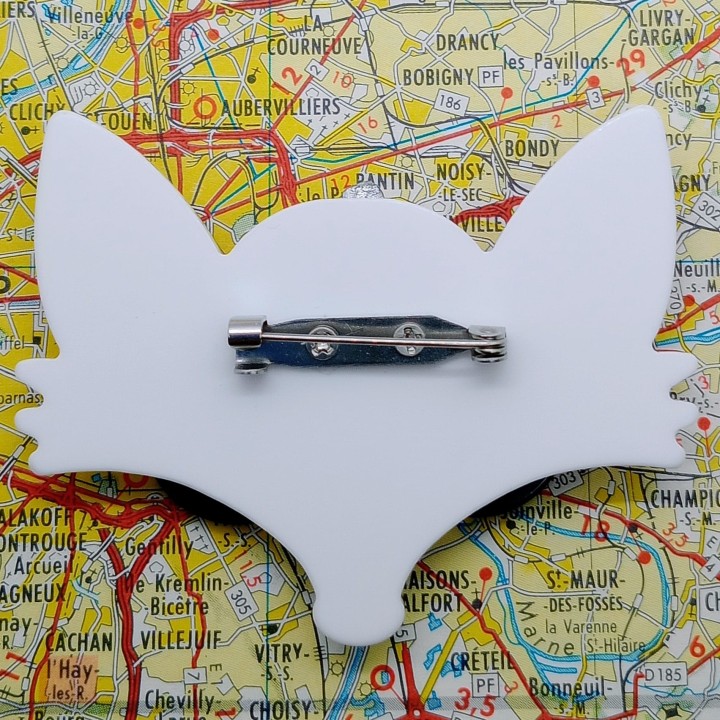 Broche en acrylique renard adorable vue de l’épingle à l’arrière.