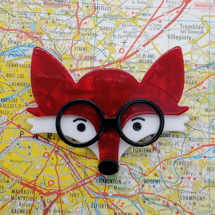 Broche Renard Roux en Acrylique mettant en valeur ses couleurs vives et son expression espiègle.