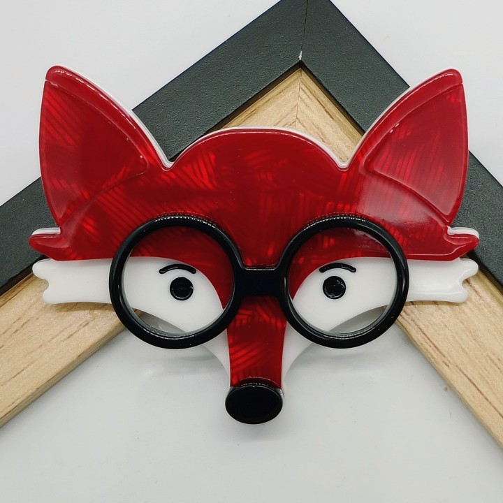 Broche en plexiglas une touche de fantaisie pour illuminer votre tenue avec ce renard adorable.