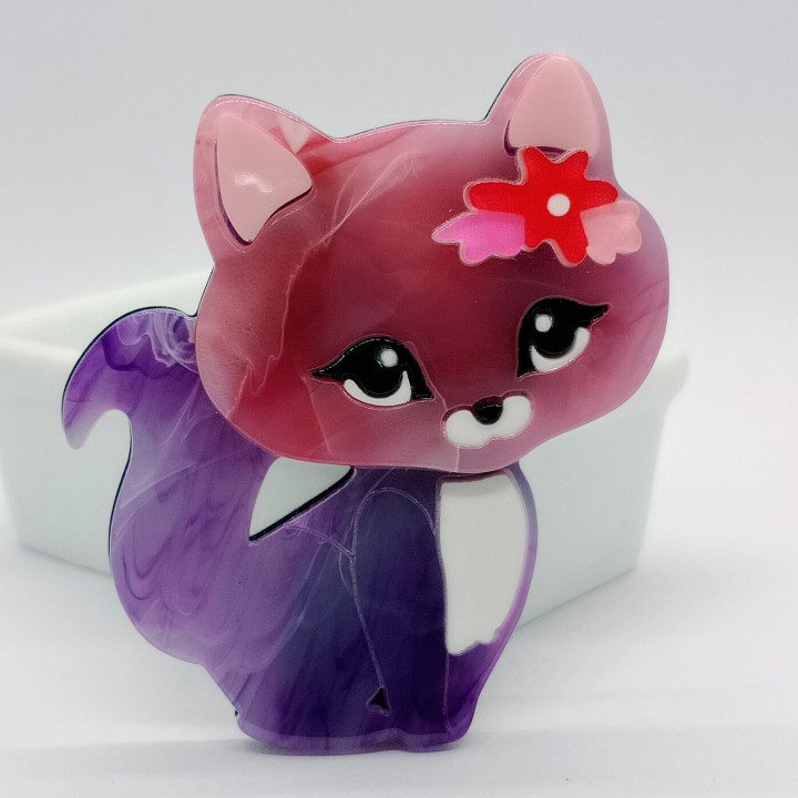 Broche Chaton Malicieux – Pince Fleurie & Pelage Violet