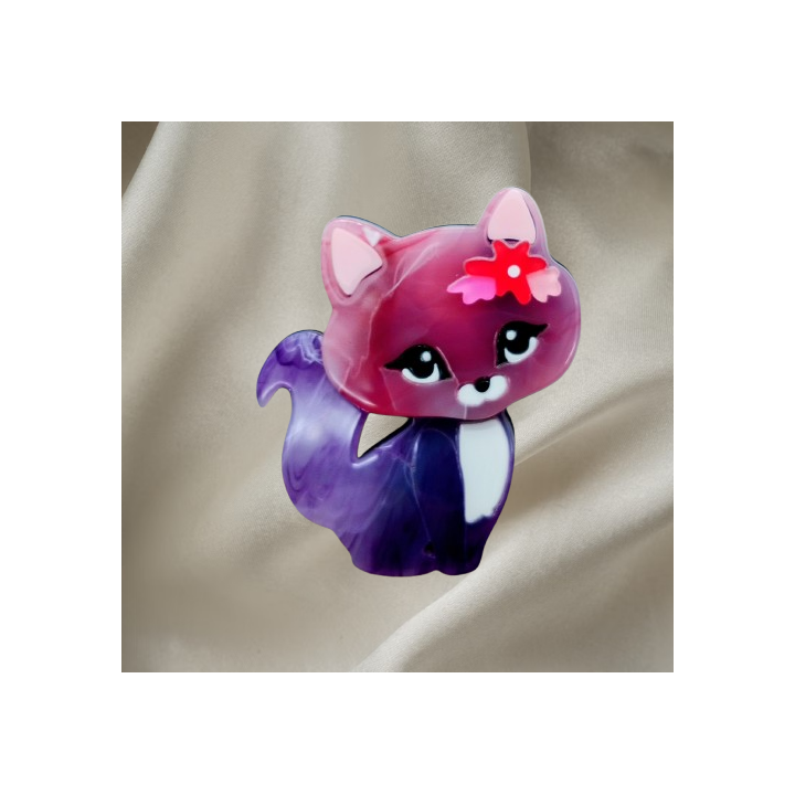 broche acrylique  chaton porté sur un vêtement ou un sac, pour une allure originale.