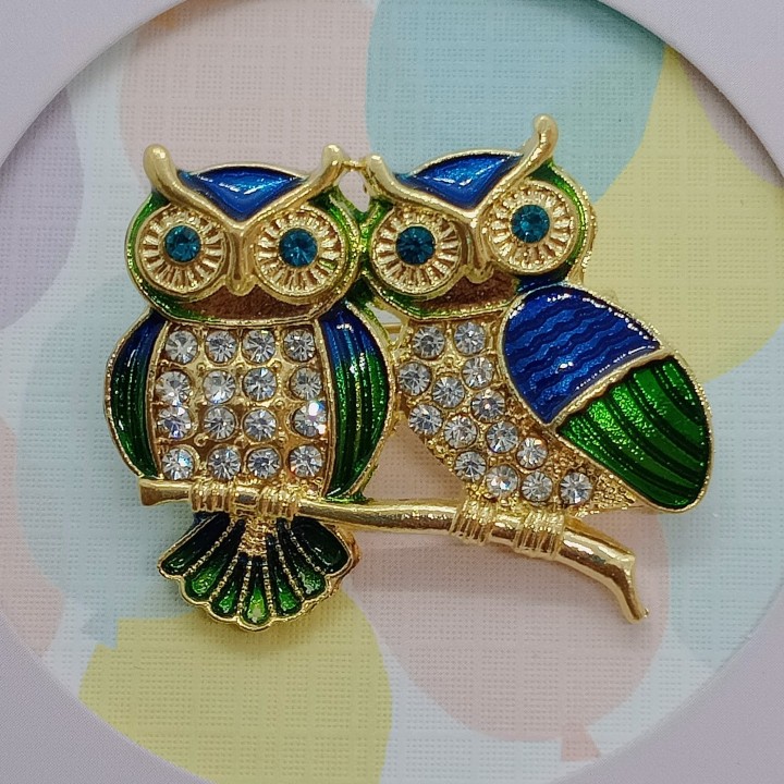 Broche couple de chouettes en strass, plumage or, bleu et vert, yeux vert émeraude