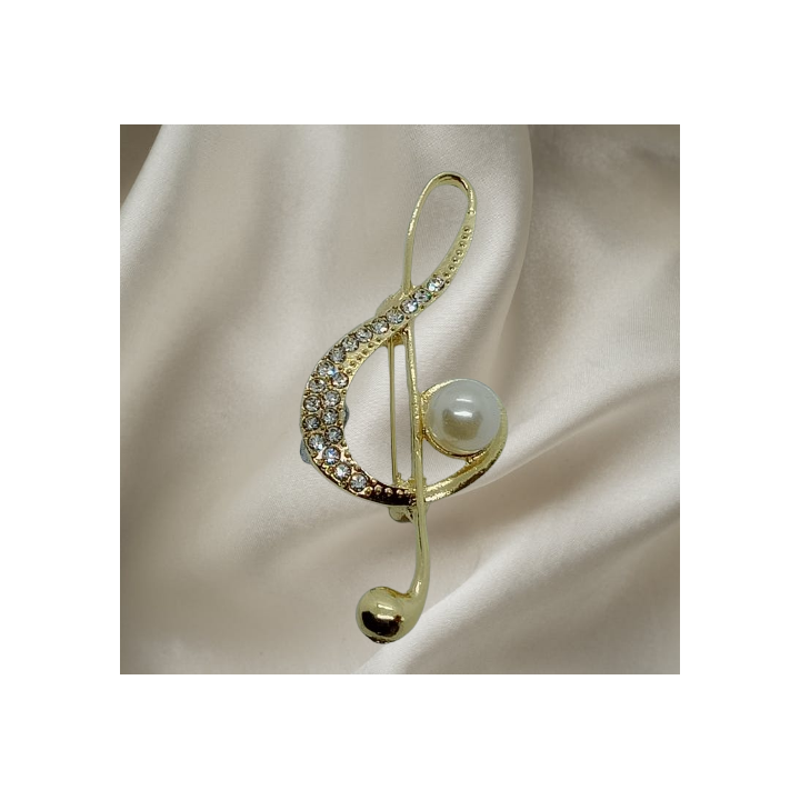 broche fantaisie gros plan sur les incrustations en strass, pour un effet glamour subtil.