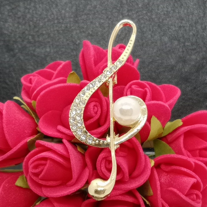 broche bijou clé de sol en métal doré, ornée de strass scintillants
