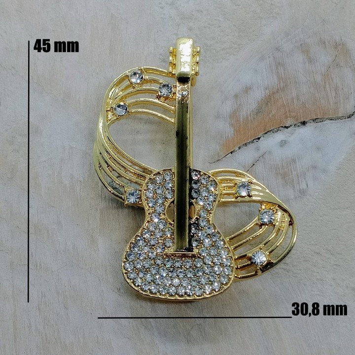 Détail de la broche guitare en métal doré, mesures 45 x 30,8 mm