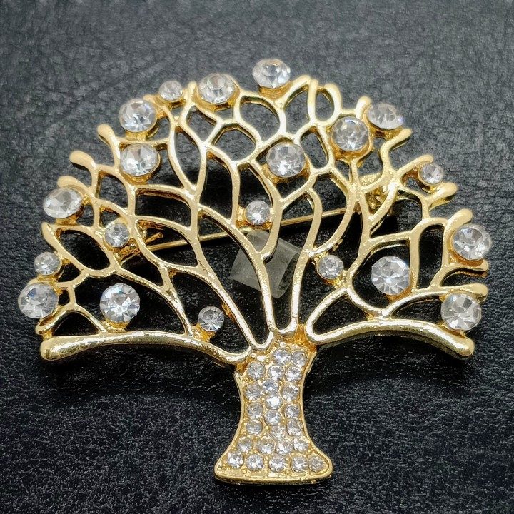 broche moderne gros plan sur les strass captant la lumière pour un effet éclatant.