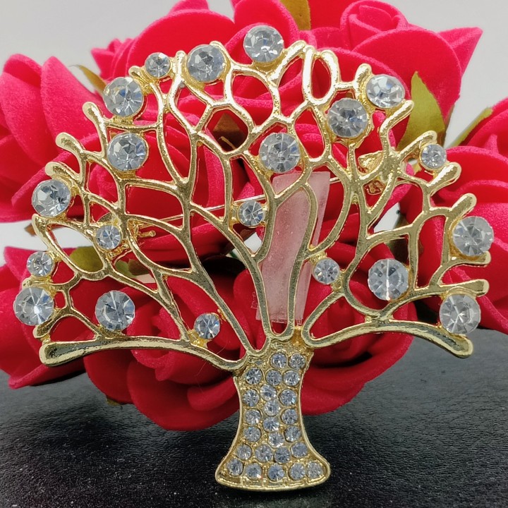 broche arbre de vie en métal doré, ornée de strass brillants.