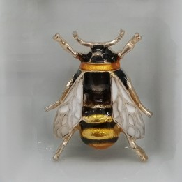 broche abeille en métal doré émaille, idée cadeau original pour une femme tendance.