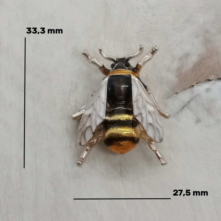 détail de la broche abeille en métal doré émaillé, mesures 33,3 x 27,5 mm