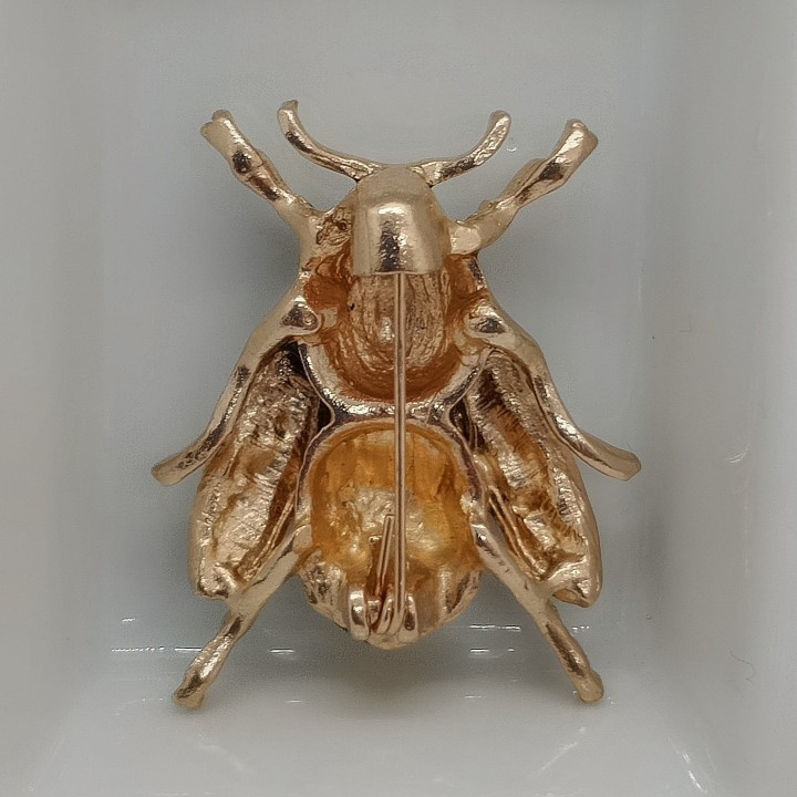 broche abeille, vue rapprochée du mécanisme d’épingle à l’arrière, facile à fixer.