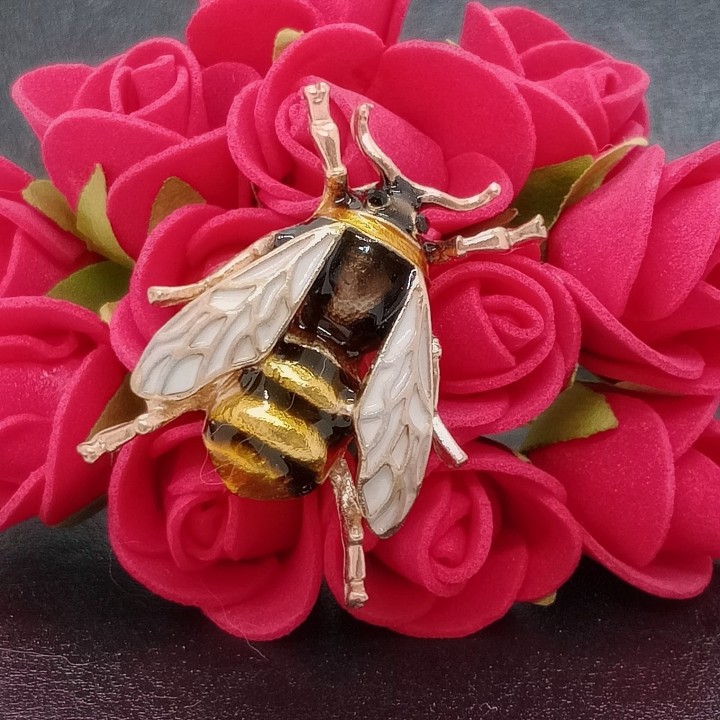 la broche abeille, incontournable pour ajouter du caractère à une tenue d’été.