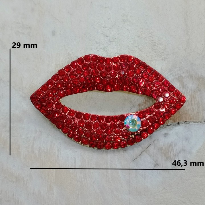 détail de la broche lèvres rouges en strass premium, mesures 29 x 46,3 mm.
