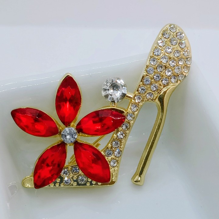 broche accessoire de mode tendance pour sublimer robes et ensembles noirs.