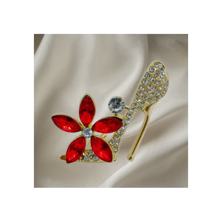 détail des strass et des pierres précieuses sur la broche talons hauts.