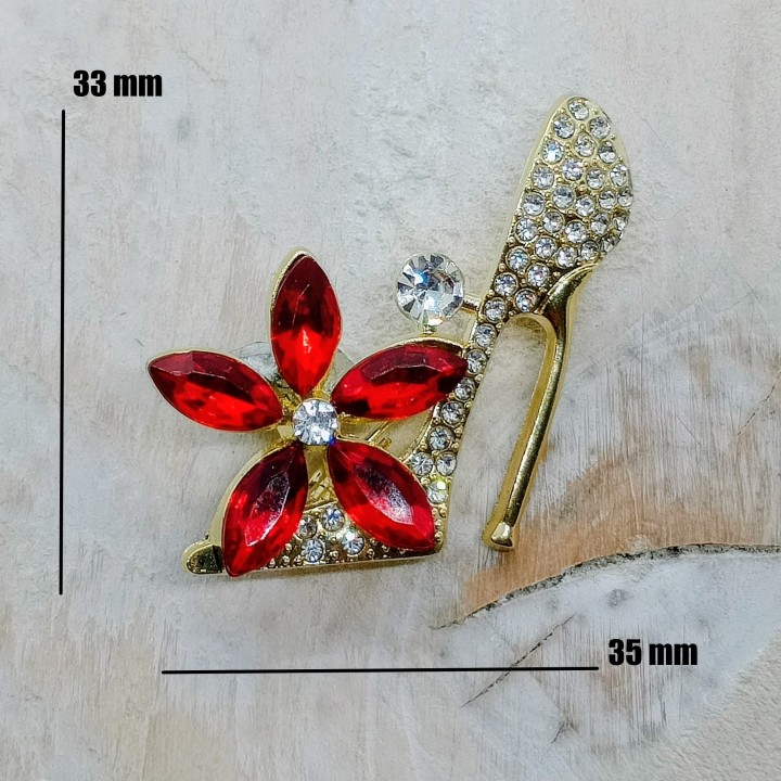 gros plan sur la finition scintillante et la qualité des incrustations, mesures 33 x 35 mm