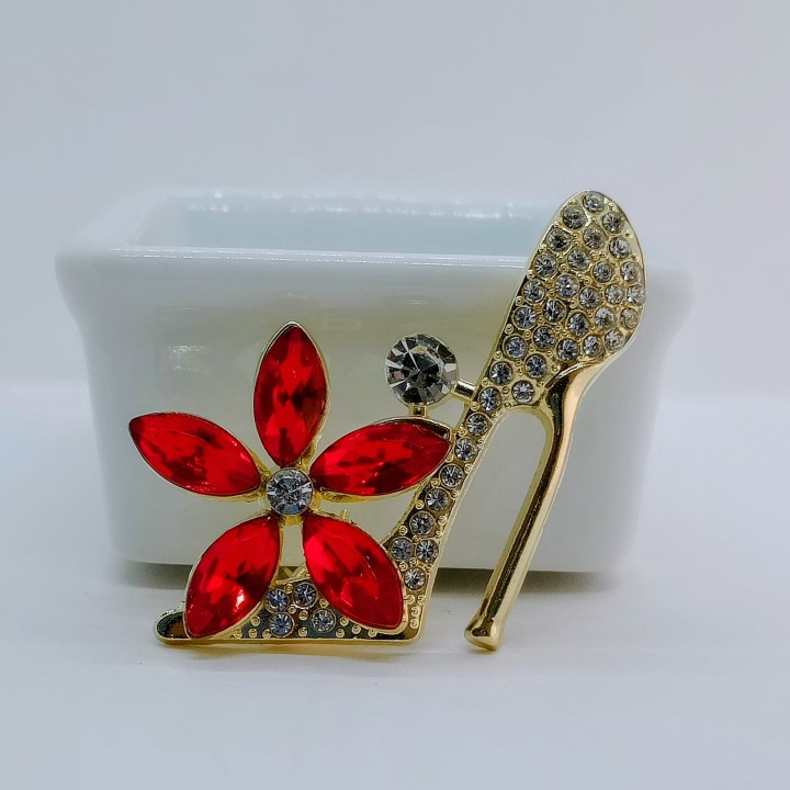 bijoux fantaisie, zoom sur le design des talons hauts et l’éclat des pierres précieuses.