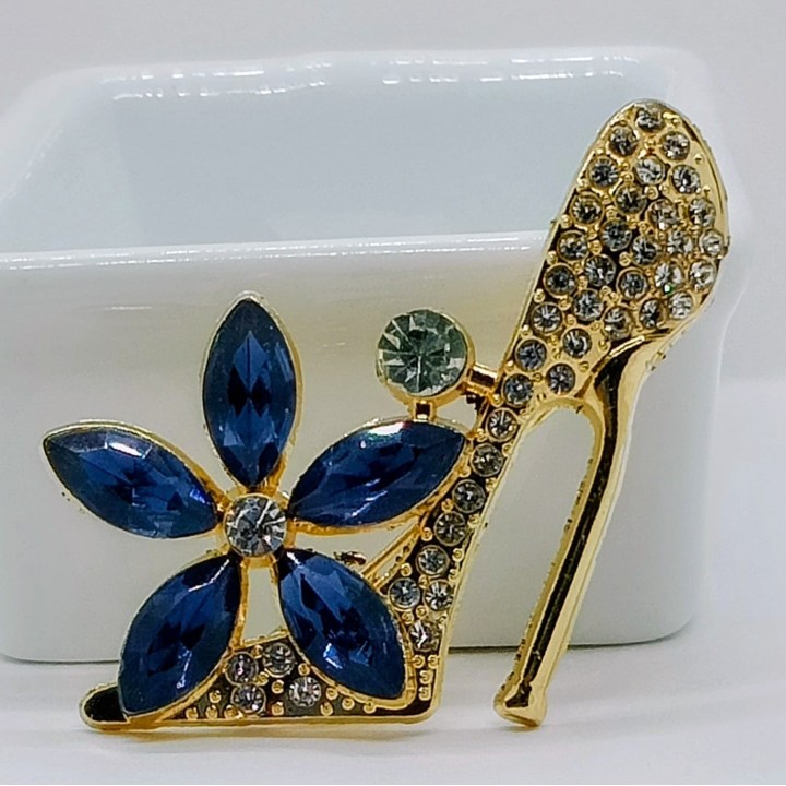 bijou escarpins talons hauts gros plan sur la finition scintillante et la qualité des incrustations