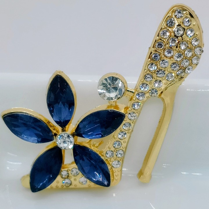 détail des strass et des pierres précieuses fantaisie sur la broche talons hauts.