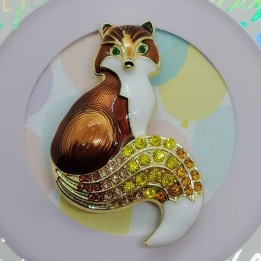 Broche renard en métal émaillé, vue de face, strass scintillants