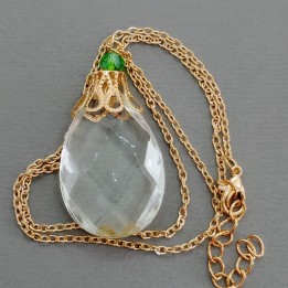 Détail des facettes d'un pendule divinatoire en pampille de lustre ancien surcyclé pour bijou mystique unique.