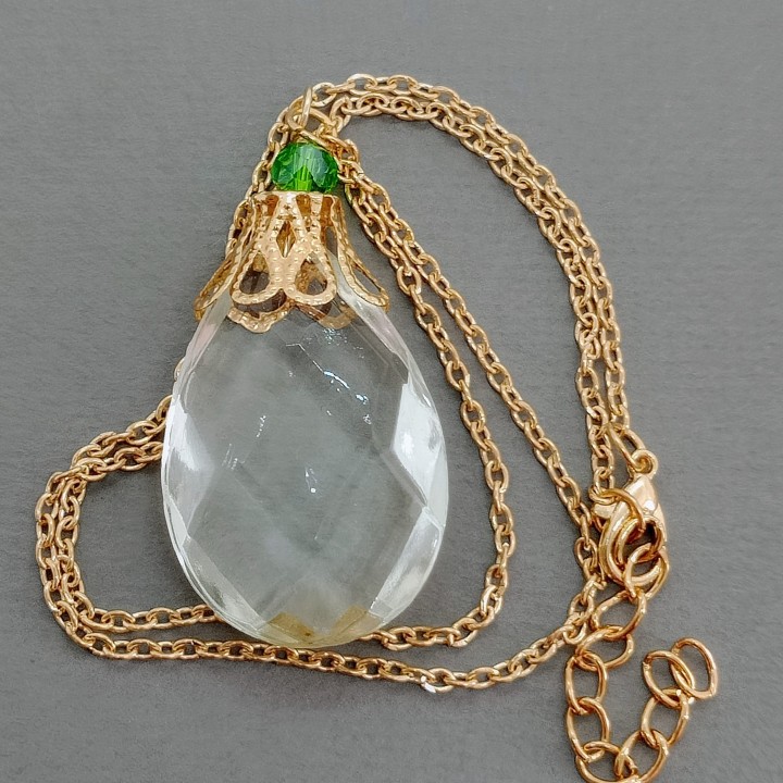 Détail des facettes d'un pendule divinatoire en pampille de lustre ancien surcyclé pour bijou mystique unique.