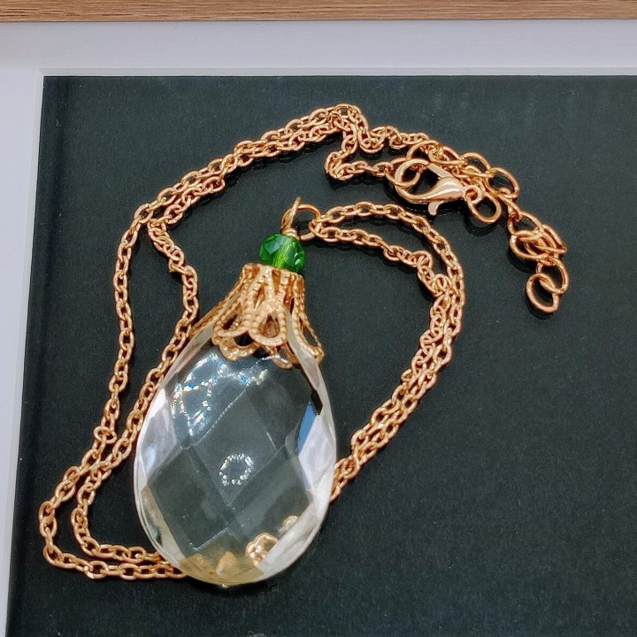 Idée cadeau spirituelle avec le collier pendule en pampille présenté dans son écrin de créateur de bijoux fantaisie.