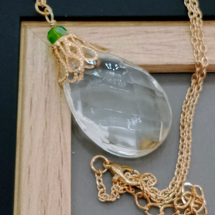Bijou pendule en pampille de lustre ancien upcyclé et transformé en collier ésotérique avec perle émeraude par Trugarez Emma.