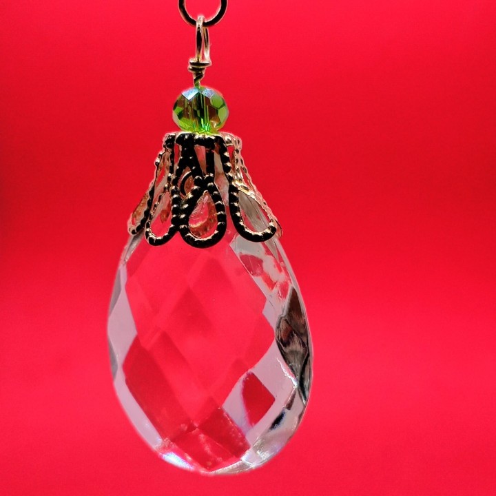 Bijou mystique et écoresponsable avec un pendentif pendule en pampille de lustre surcyclé, une idée cadeau unique de créateur.