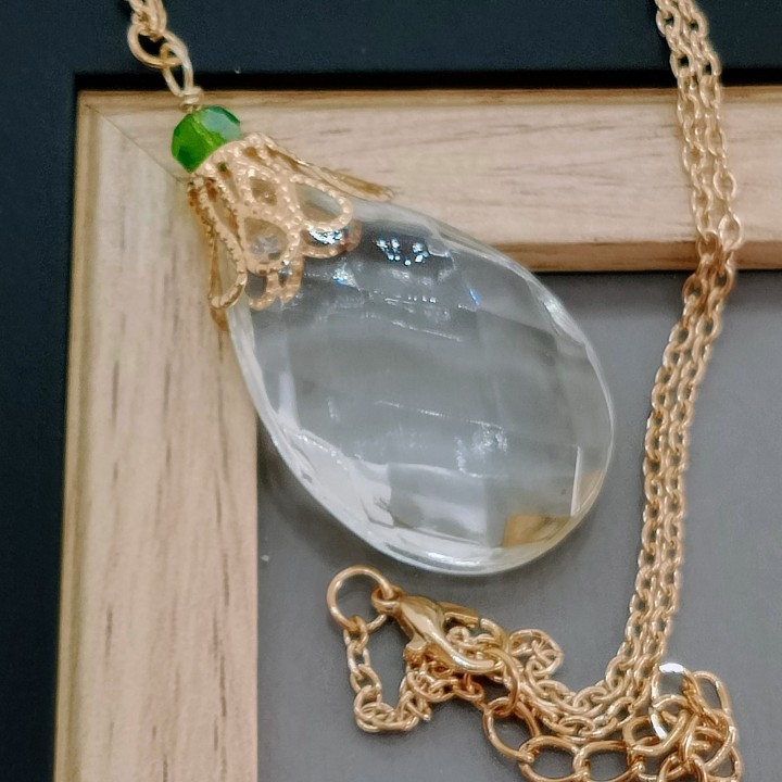 Bijou pendule en pampille de lustre d'époque, assemblé à la main en Bretagne dans l'atelier de Trugarez Emma.