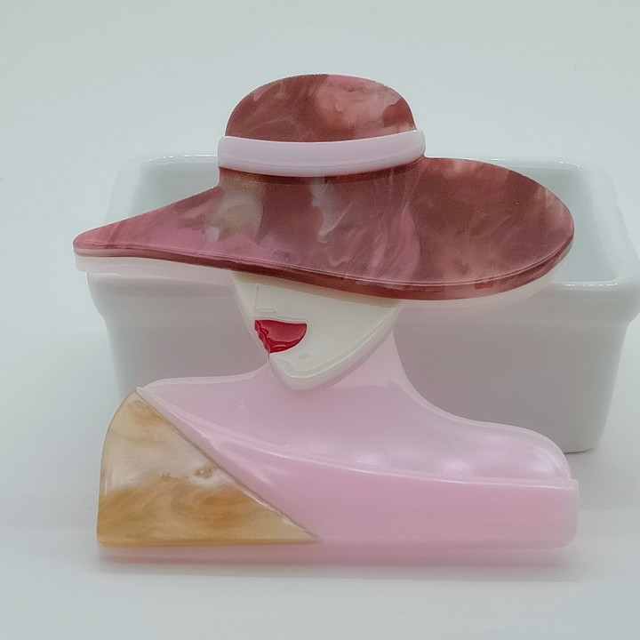 Broche en acrylique La Parisienne au chapeau capeline marbré bordeaux et lèvres rouges