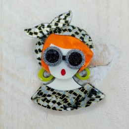 Broche en acrylique femme rousse, costume antillais, serre-tête carreaux or