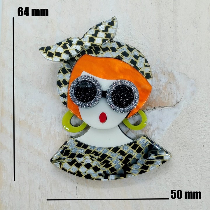 Broche en acrylique femme rousse, détail de la coiffe antillaise
