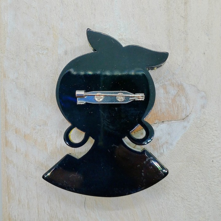 Broche en acrylique femme rousse, vue de profil