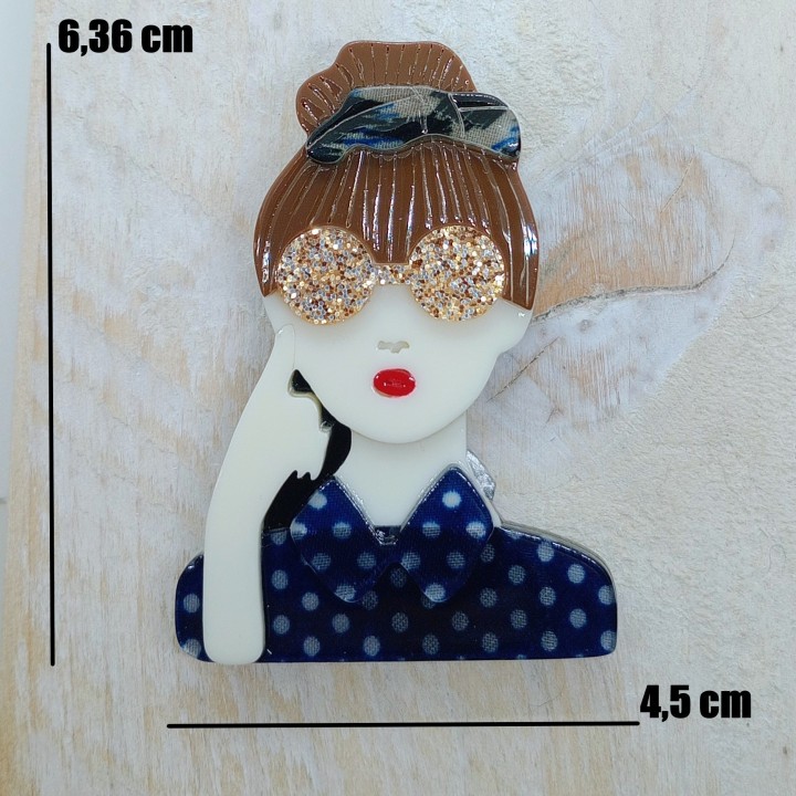 Broche en acrylique femme,lunettes jaunes pailletées, chemise bleue à pois