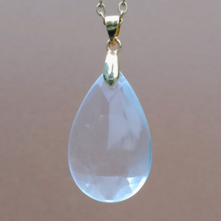 Tenue en main du petit pendule de radiesthésie léger (10g) pour séances divinatoires