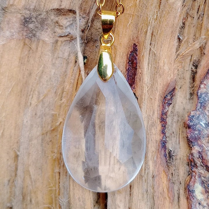 Détail de la pampille à facettes en verre vintage upcyclé et bélière dorée