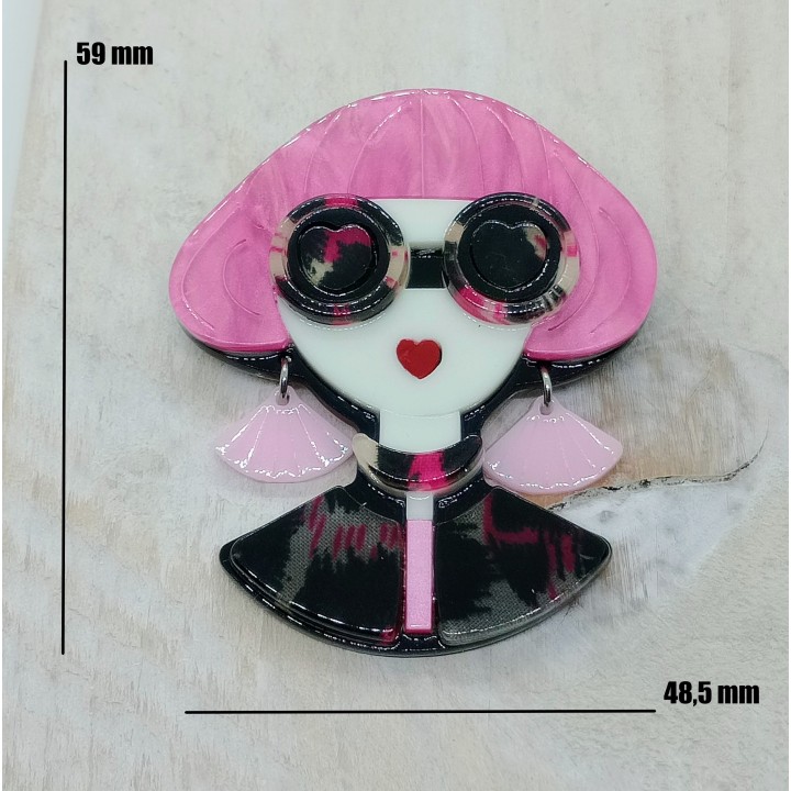 Broche en acrylique femme, cheveux roses carré boule, lunettes écaille orangées, boucles d'oreilles roses