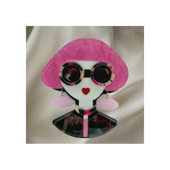Broche en acrylique femme, cheveux roses carré boule, lunettes écaille orangées, boucles d'oreilles roses